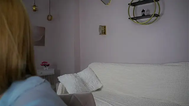 SunnivaCovil online show from December 5, 2025, 2:59 pm