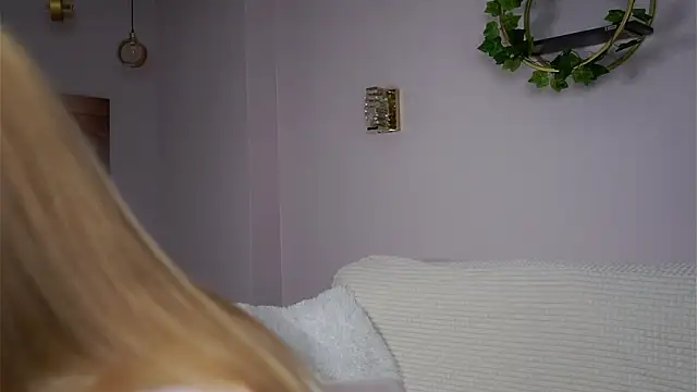 SunnivaCovil online show from October 19, 2025, 1:36 pm