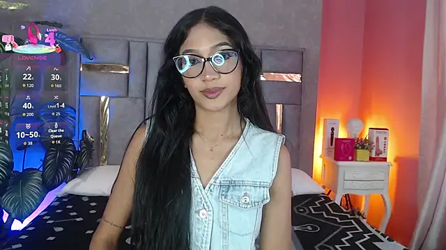 Snapshot of Tyla_Ks chatting on December 1, 2025, 7:37 pm Tyla Ks online show from December 1, 2025, 7:37 pm