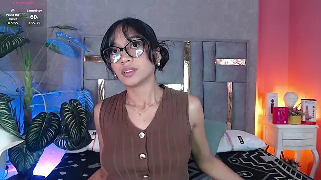 Snapshot of Tyla_Ks chatting on November 17, 2025, 8:02 pm Tyla Ks online show from November 17, 2025, 8:02 pm