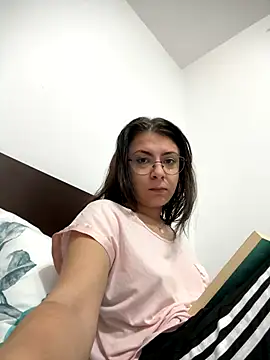 Snapshot of KittieHallo chatting on October 9, 2025, 7:31 am KittieHallo online show from October 9, 2025, 7:31 am