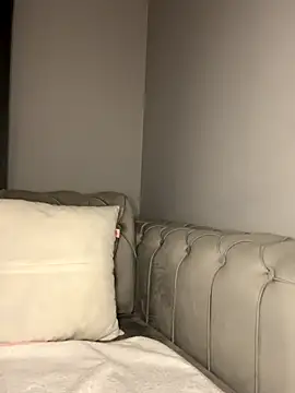 laraaaaaa online show from November 6, 2025, 4:00 pm