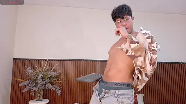 Snapshot of Raiden__Boy chatting on March 4, 2025, 10:16 pm Raiden Boy online show from March 4, 2025, 10:16 pm