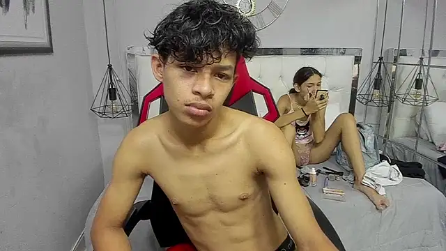 Snapshot of leslieanddrako chatting on October 15, 2025, 5:43 pm leslieanddrako online show from October 15, 2025, 5:43 pm