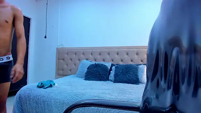 Snapshot of leslieanddrako chatting on December 15, 2025, 10:26 pm leslieanddrako online show from December 15, 2025, 10:26 pm