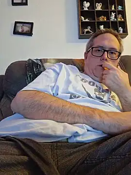 Snapshot of Smallone327 chatting on November 17, 2025, 3:43 am Smallone327 online show from November 17, 2025, 3:43 am