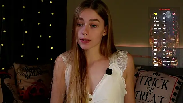 Snapshot of EmilaMills chatting on October 25, 2025, 12:17 pm EmilaMills online show from October 25, 2025, 12:17 pm