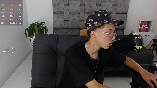 Snapshot of skinny_bigcock02 chatting on December 1, 2025, 9:04 pm skinny bigcock02 online show from December 1, 2025, 9:04 pm