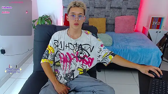 Snapshot of skinny_bigcock02 chatting on December 5, 2025, 9:23 pm skinny bigcock02 online show from December 5, 2025, 9:23 pm