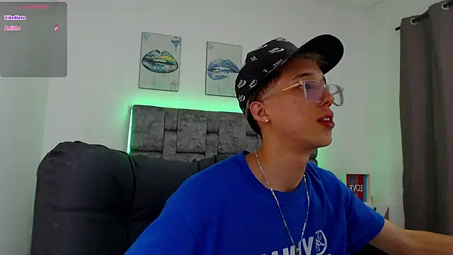 Snapshot of skinny_bigcock02 chatting on November 27, 2025, 10:21 pm skinny bigcock02 online show from November 27, 2025, 10:21 pm