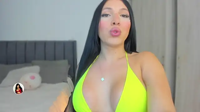 Snapshot of valeviutton chatting on November 14, 2025, 11:52 pm valeviutton online show from November 14, 2025, 11:52 pm