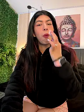 Snapshot of Cassie_bloom chatting on December 17, 2025, 7:52 pm Cassie bloom online show from December 17, 2025, 7:52 pm