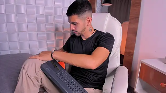 Snapshot of AlejandroStormm chatting on November 23, 2025, 3:16 am AlejandroStormm online show from November 23, 2025, 3:16 am