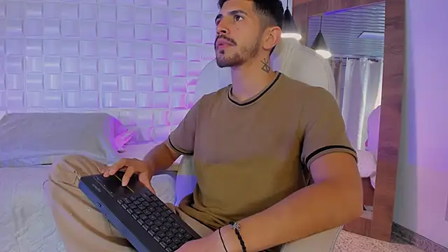 Snapshot of AlejandroStormm chatting on October 9, 2025, 7:58 pm AlejandroStormm online show from October 9, 2025, 7:58 pm