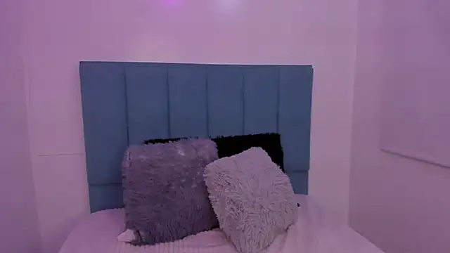 Anniie  Evans online show from November 3, 2025, 5:27 pm