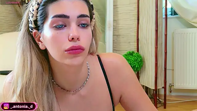 Snapshot of Bella_Posh chatting on June 19, 2026, 7:25 am Bella Posh online show from June 19, 2026, 7:25 am