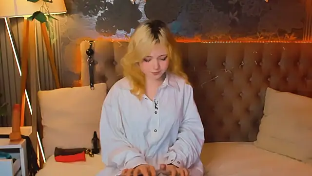EmilyAngells online show from May 7, 2026, 6:06 am