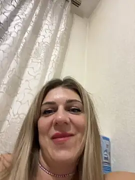 Snapshot of Lusi_Luxary chatting on October 15, 2025, 2:14 pm Lusi Luxary online show from October 15, 2025, 2:14 pm