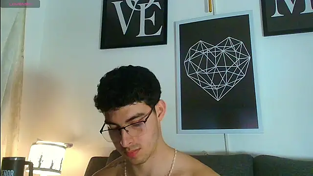 Snapshot of thomyafar chatting on December 1, 2025, 3:51 am thomyafar online show from December 1, 2025, 3:51 am