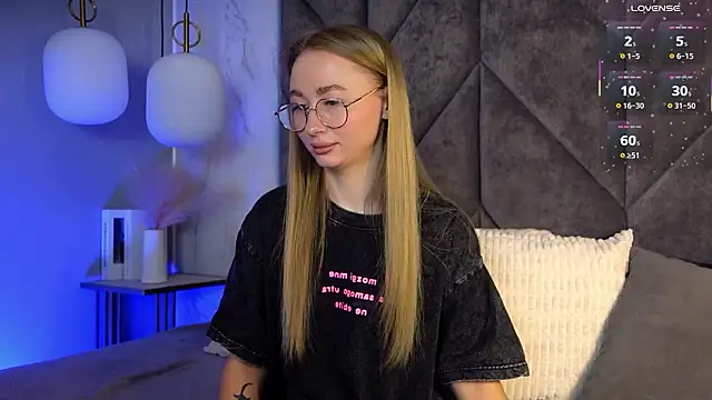 Snapshot of VictoriaLights chatting on March 4, 2026, 6:10 am VictoriaLights online show from March 4, 2026, 6:10 am