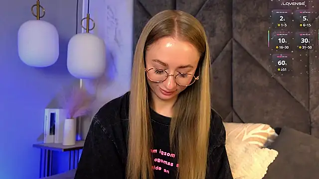 Snapshot of VictoriaLights chatting on March 5, 2026, 6:21 am VictoriaLights online show from March 5, 2026, 6:21 am