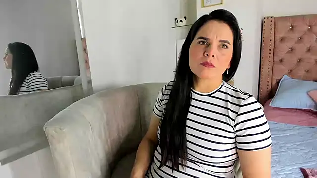 Snapshot of laura_hotties chatting on July 28, 2026, 6:42 pm laura hotties online show from July 28, 2026, 6:42 pm