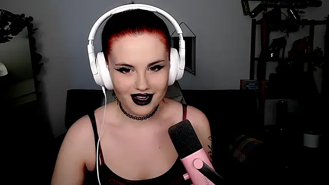 Snapshot of Della_Ideal chatting on November 8, 2025, 6:00 pm Della Ideal online show from November 8, 2025, 6:00 pm