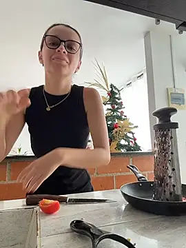 Snapshot of Soy_Sara7 chatting on December 15, 2025, 6:03 pm Soy Sara7 online show from December 15, 2025, 6:03 pm