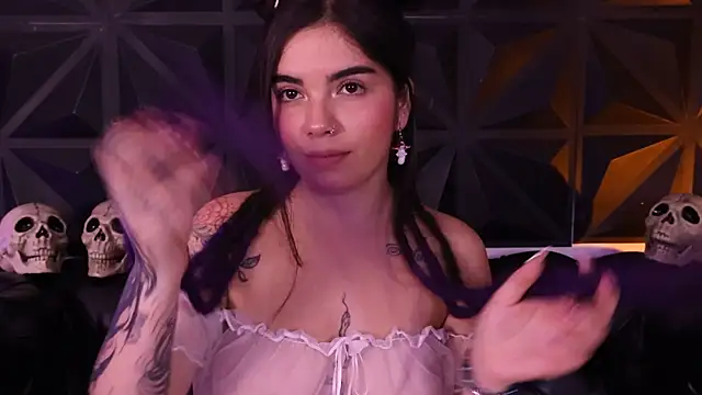 DaphneGlas online show from October 25, 2025, 12:50 pm