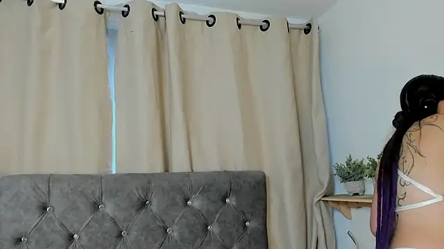 DaphneGlas online show from January 16, 2026, 12:42 pm