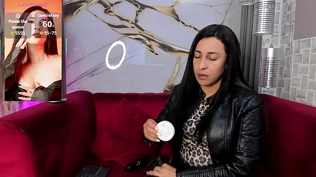 Snapshot of Bella_williamss_ chatting on October 27, 2025, 8:10 pm Bella williamss online show from October 27, 2025, 8:10 pm