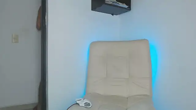 Snapshot of Andy_collins__ chatting on October 27, 2025, 6:31 pm Andy collins online show from October 27, 2025, 6:31 pm