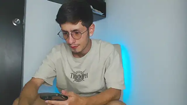 Snapshot of Andy_collins__ chatting on October 18, 2025, 12:12 am Andy collins online show from October 18, 2025, 12:12 am