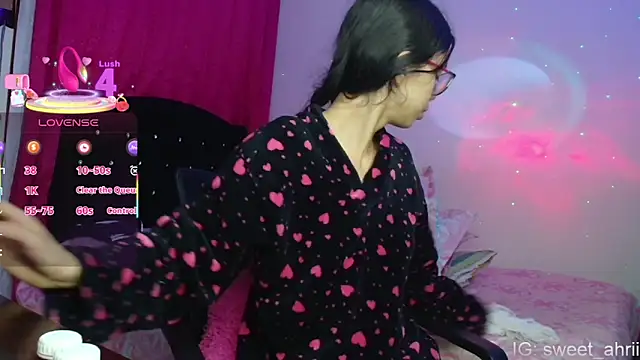 Snapshot of AhriSweet_ chatting on February 18, 2026, 1:18 pm AhriSweet online show from February 18, 2026, 1:18 pm