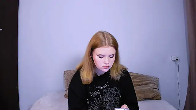 LaseyMoon online show from September 30, 2025, 11:11 pm