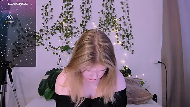 LaseyMoon online show from March 13, 2025, 4:16 am