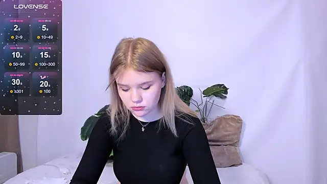 LaseyMoon online show from March 5, 2025, 8:43 am