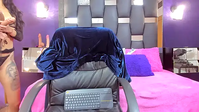 EMYCLARK01 online show from May 6, 2026, 4:27 am