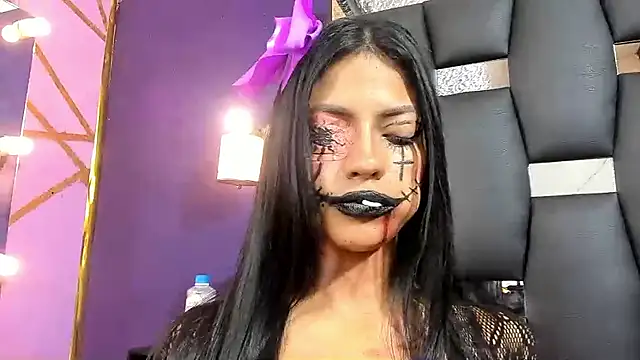 Snapshot of EMYCLARK01 chatting on October 27, 2025, 12:17 pm EMYCLARK01 online show from October 27, 2025, 12:17 pm