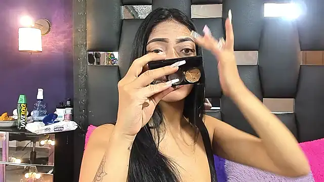 Snapshot of EMYCLARK01 chatting on October 12, 2025, 10:22 pm EMYCLARK01 online show from October 12, 2025, 10:22 pm