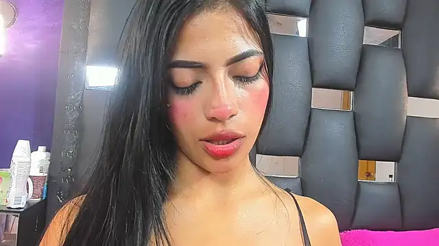 Snapshot of EMYCLARK01 chatting on November 15, 2025, 9:52 pm EMYCLARK01 online show from November 15, 2025, 9:52 pm