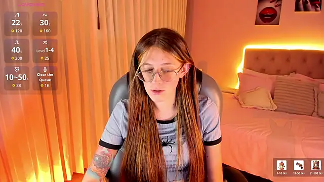 Snapshot of Emily_Warren_ chatting on April 1, 2026, 8:17 pm Emily Warren online show from April 1, 2026, 8:17 pm