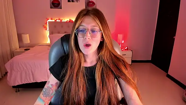 Snapshot of Emily_Warren_ chatting on April 6, 2026, 9:05 pm Emily Warren online show from April 6, 2026, 9:05 pm