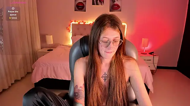Snapshot of Emily_Warren_ chatting on April 7, 2026, 9:27 pm Emily Warren online show from April 7, 2026, 9:27 pm