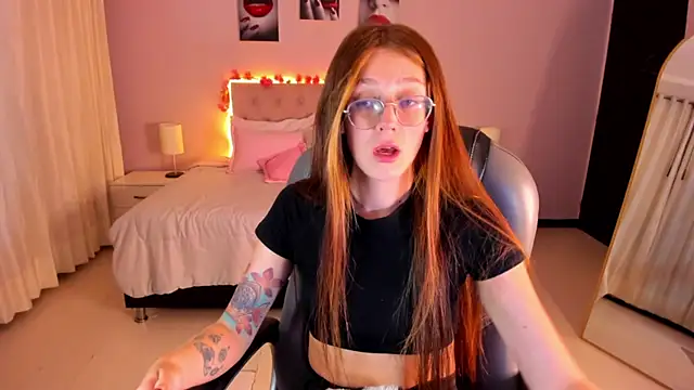 Snapshot of Emily_Warren_ chatting on May 1, 2026, 7:52 pm Emily Warren online show from May 1, 2026, 7:52 pm
