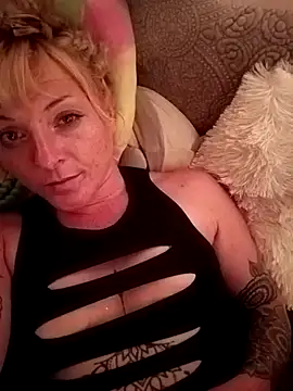 Snapshot of Foxxyhoneypott chatting on May 9, 2026, 9:23 am Foxxyhoneypott online show from May 9, 2026, 9:23 am