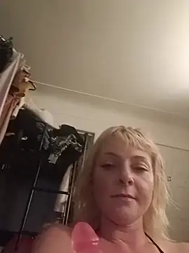 Snapshot of Foxxyhoneypott chatting on June 17, 2026, 10:36 am Foxxyhoneypott online show from June 17, 2026, 10:36 am