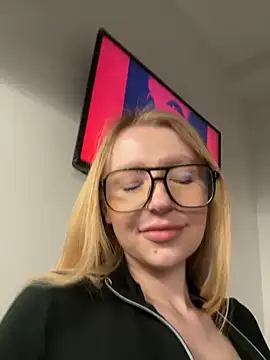 EvaBrooklyn online show from February 28, 2025, 7:25 pm