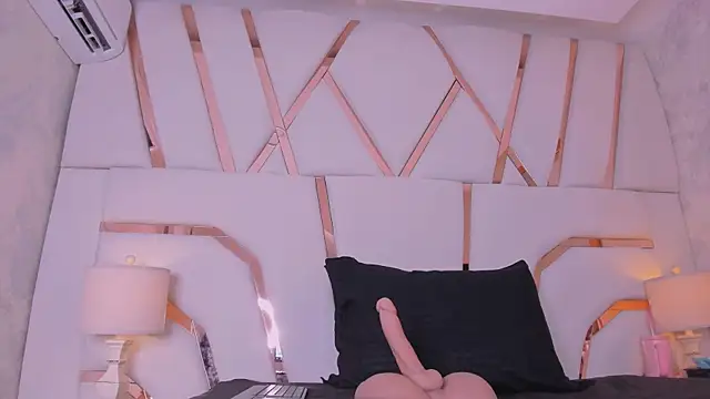 Snapshot of Madisson-Rivas chatting on December 19, 2025, 9:17 pm Madisson-Rivas online show from December 19, 2025, 9:17 pm