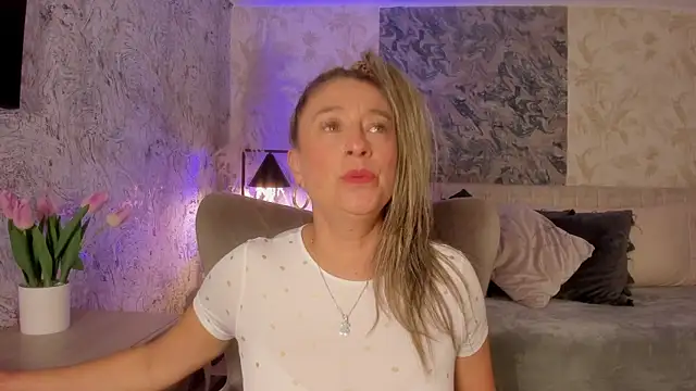 Snapshot of Liannaa_ chatting on October 10, 2025, 7:58 pm Liannaa online show from October 10, 2025, 7:58 pm